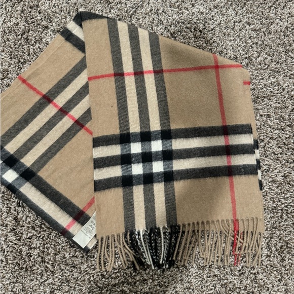 Authentic Burberry Preloved Cashmere Scarf 🧣 - Picture 12 of 12